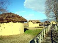 Προϊστορικός Οικισμός Δισπηλιού: Η είσοδος για την αναπαράσταση του Λιμναίου οικισμού