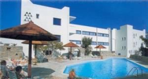 Ξενοδοχείο Πάνδροσος: Εξωτερική Όψη με την πισίνα