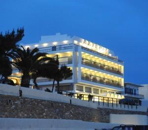Ξενοδοχείο Αστέρια, Χώρα Τήνου: Θέα του φωτισμένου κτηρίου το σούρουπο