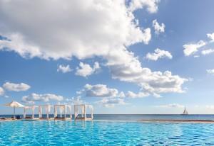 Cretan Pearl Resort & Spa: Pool and View
