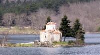Φενεός, Λίμνη Δόξα: Το εκκλησάκι του Αγίου Φανουρίου στο νησάκι μέσα στην τεχνητή λίμνη