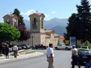 Λεβίδι: Η κεντρική πλατεία και η εκκλησία του χωριού