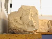 Ζωφόρος του Ναού της Αθηνάς Νίκης: Η δυτική όψη του λίθου της νοτιοδυτικής γωνίας
