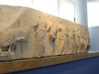 Η ανατολική ζωφόρος του Ναού της Αθηνάς Νίκης (Το βορειότερο σωζόμενο τμήμα)