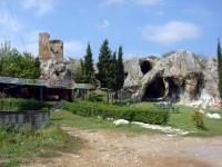 Αλίαρτος: Σπήλαιο, ερείπια πύργου και ταβέρνα