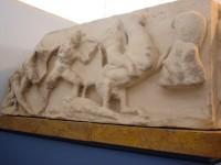 Ανατολική Ζωφόρος του Ναού της Αθηνάς Νίκης: Η νότια όψη του λίθου της νοτιοανατολικής γωνίας