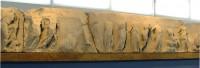 Η ανατολική ζωφόρος του Ναού της Αθηνάς Νίκης: Ο πρώτος από τους δύο κεντρικούς λίθους