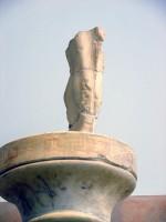 Akr 6506. Aναθηματικός Kίων με τμήμα αγάλματος της Αθηνάς