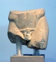 Akr 6478. Fragment preserving hips and thighs of a male figure