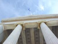 Εθνικό και Καποδιστριακό Πανεπιστήμιο Αθηνών: Οι κολώνες και το αέτωμα της κεντρικής εισόδου