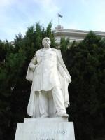 Η Εθνική Βιβλιοθήκη: Το άγαλμα του ευεργέτη Παναγή Βαλλιάνου