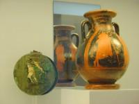 Γαλαξίδι, Ναυτικό Μουσείο: Αρχαία ευρήματα - Κεραμικά - Ερυθρόμορφη πελίκη (δοχείο για αρωματικό λάδι). Επίσης, δίπλα του, χάλκινο πτυσσόμενο κάτοπτρο με ανάγλυφη γυναικεία παράσταση γυναικείου κεφαλιού. 